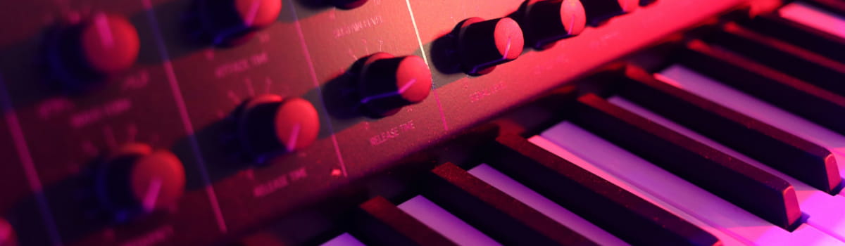 Synthétiseur analogique éclairé en rouge et violet